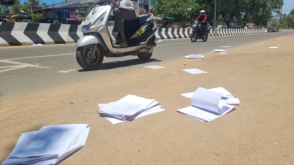 ராமநாதபுரம்: சாலையில் சிதறிக்கிடந்த அரசுத்துறை ஆவணங்கள்... பொதுமக்கள் அதிர்ச்சி - என்ன நடந்தது?