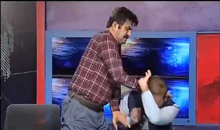 Tv Live-ல் சரமாரியாகத் தாக்கிக்கொண்ட சிறப்பு விருந்தினர்கள்... விபரீதத்தில் முடிந்த விவாத நிகழ்ச்சி!