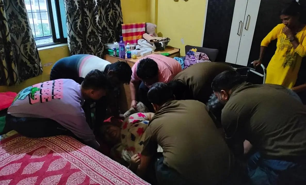 படுக்கையில் இருந்து தவறி கீழே விழுந்த 160 கிலோ எடையுள்ள பெண் - பத்திரமாக மீட்ட மீட்புப் படை வீரர்கள்