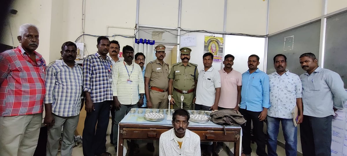 ரயிலில் கண்ணசந்த சில்வர் வியாபாரி; ரூ.12 லட்சத்தைத் திருடிச் சென்ற நபர்! - சிக்கவைத்த சிசிடிவி