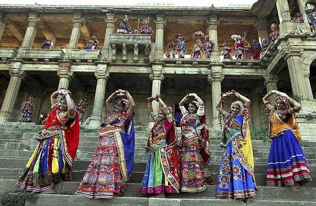 Garba Death: கர்பா நடனமாடிய இளைஞர் மாரடைப்பு ஏற்பட்டு மரணம்! - `அலர்ட்' விடுத்த குஜராத் அரசு