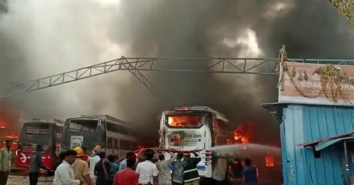 பெங்களூரு: பேருந்து பணிமனையில் திடீர் தீ விபத்து... 40-க்கும் மேற்பட்ட பேருந்துகள் எரிந்து நாசம்!