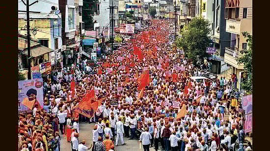 மராத்தா இட ஒதுக்கீடு போராட்டம்: தொடரும் தாக்குதல்கள்; இரு எம்.பி-க்கள், 3 எம்.எல்.ஏ-க்கள் ராஜினாமா 
