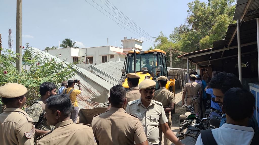 சுவர் இடிப்பு