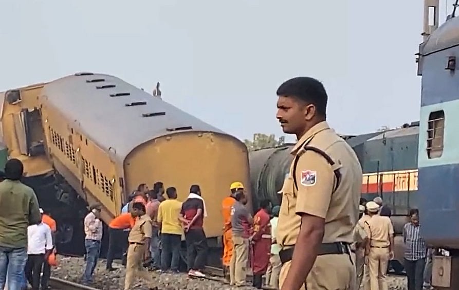 தொடர்கதையாகும் ரயில் விபத்துகள் - காரணமும் சில சந்தேகங்களும்!