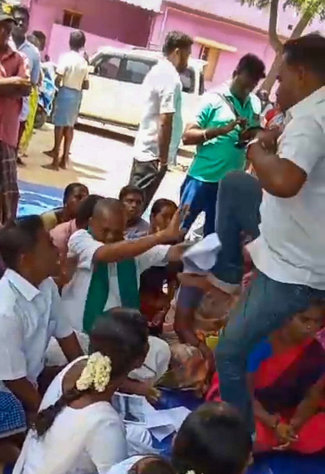 விவசாயி அம்மையப்பனை ஊராட்சிச் செயலாளர் தாக்கும்போது