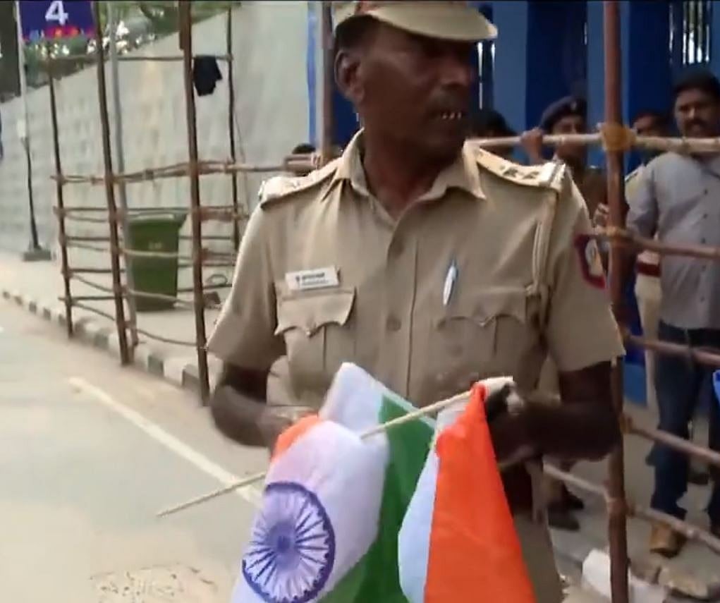 தேசியக்கொடியுடன் எஸ்.ஐ