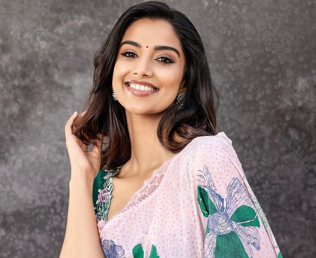 Meenakshi Chaudhary: 'தளபதி 68' பட நடிகை மீனாக்ஷி சௌத்ரியின் ரீசன்ட் க்ளிக்ஸ்|Photo Album