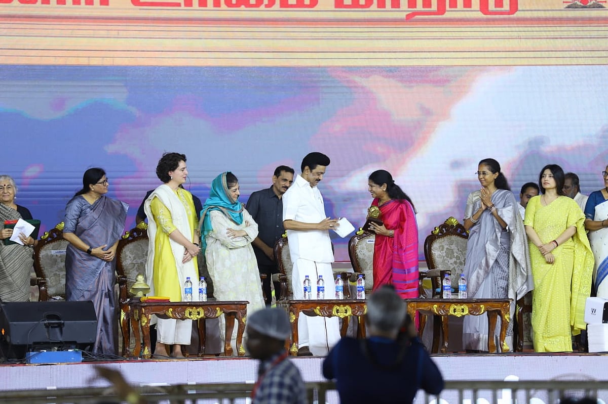 விருந்தினர்களை துர்கா ஸ்டாலினுக்கு அறிமுகம் செய்து வைத்த கனிமொழி! - மகளிர் மாநாடு புகைப்பட ஹைலைட்ஸ்