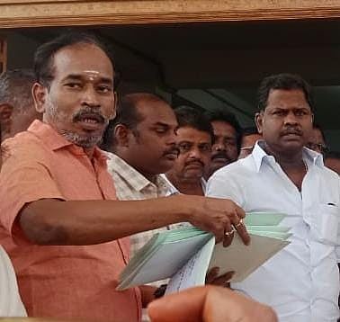 பிடிஓ அறிவானந்தம் உடன் மகேஷ் கிருஷ்ணசாமி