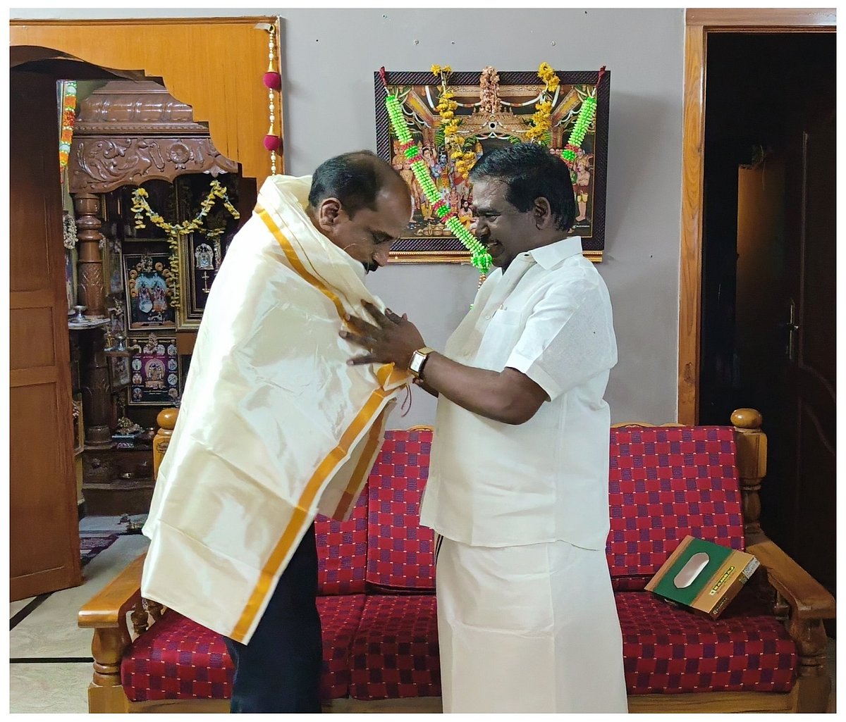 ரகசிய சந்திப்பு; அணி தாவ திட்டமிடும் நிர்வாகிகள்... திருவள்ளூர் பாஜக-வை வளைக்கும் அதிமுக?!