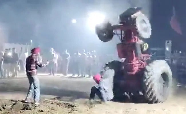 Punjab: விபரீதத்தில் முடிந்த Tractor Stunt; உடல் நசுங்கி உயிரிழந்த இளைஞர்! - பஞ்சாப்பில் சோகம்