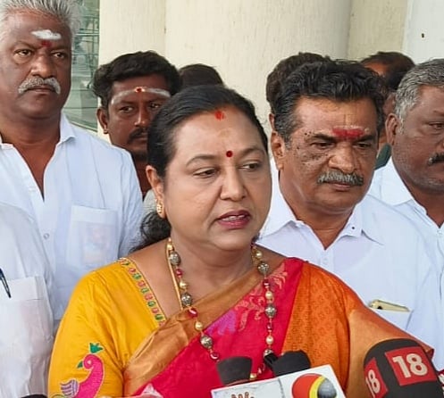 ஜனவரியில் கூட்டணி அமைத்து, தேர்தல் நிலைப்பாடு குறித்து அறிவிக்கப்படும்!" -  சொல்கிறார் பிரேமலதா | Premalatha vijayakanth press meet at madurai - Vikatan