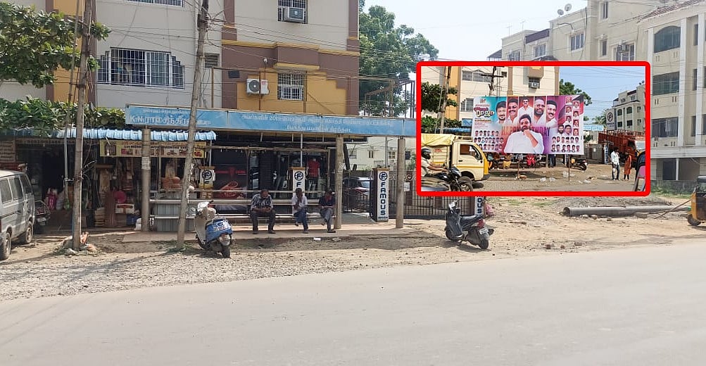 சுட்டிக்காட்டிய விகடன்; பேருந்து நிறுத்தத்தை மறைத்து வைக்கப்பட்டிருந்த `பேனர்' அகற்றம்!