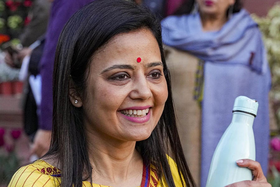 பழிவாங்கும் உடைந்த உறவு; `கேள்வி கேட்கப் பணம்?’... சிக்கலில் மஹுவா மொய்த்ரா - நடப்பது என்ன?!