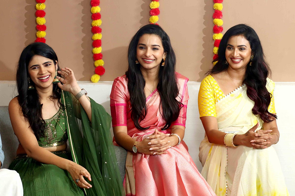 Vera Maari Office: `வேற மாறி ஆபீஸ்’ - கதாநாயகிகள் போட்டோஷூட் | Photo Album