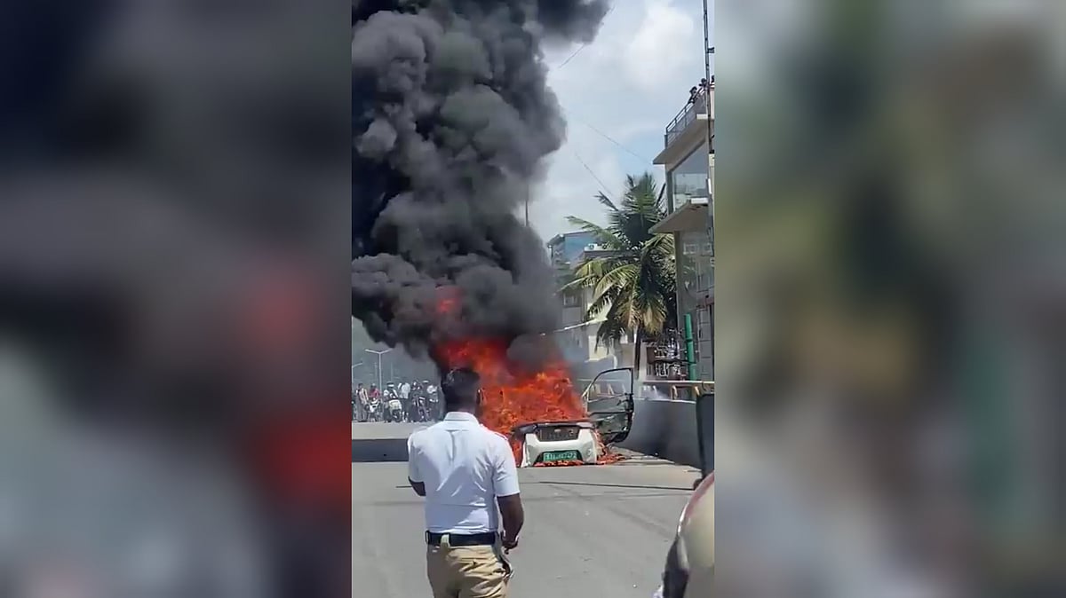 நடுரோட்டில் திடீரென பற்றியெரிந்த எலக்ட்ரிக் கார்! - `தீ'-யாய் பரவும் வீடியோ