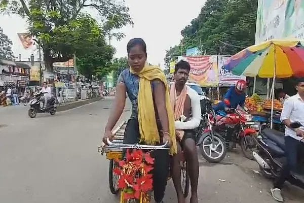 `அப்பாவைக் காப்பாத்தணும்'- 35 கி.மீ மிதிவண்டிப் பயணம்; தந்தையைக் காப்பாற்றப் போராடிய 14 வயது சிறுமி!