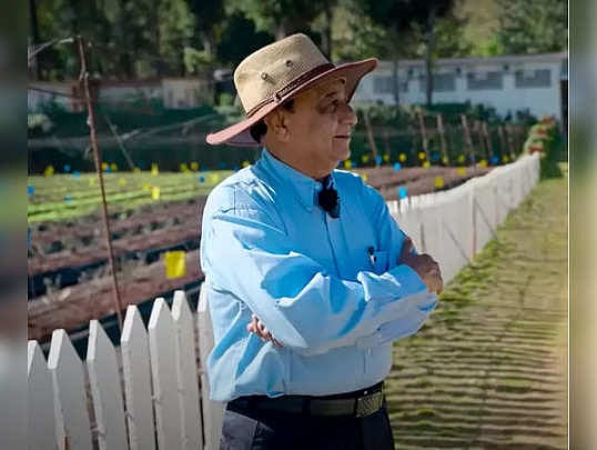 ஏக்கருக்கு ரூ.60 லட்சம் வருமானம்:
புளுபெர்ரி பழ சாகுபடியில் சாதிக்கும்  விவசாயி!