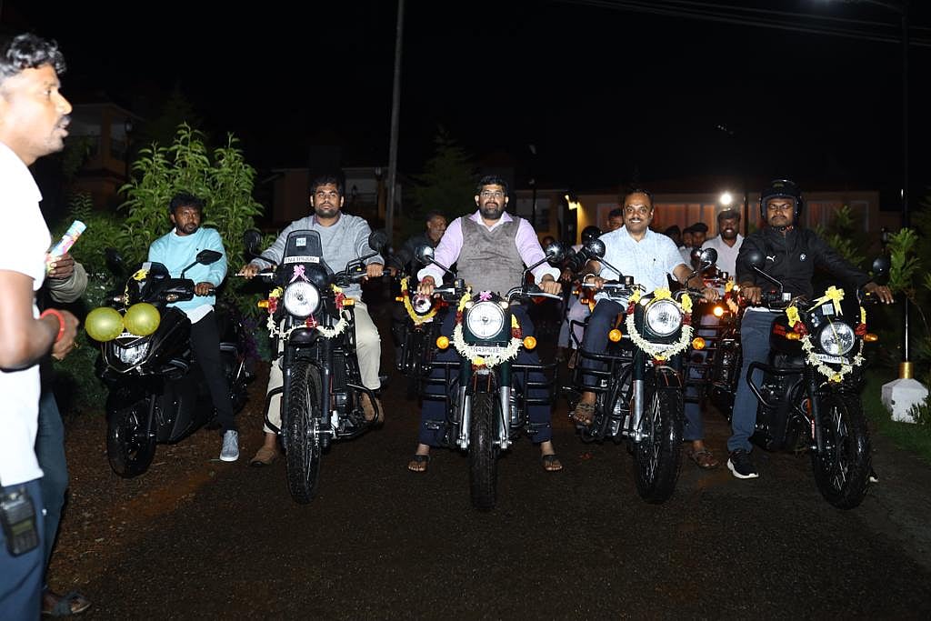 ‘‘இந்தாங்க ஆளுக்கு ஒரு புல்லட்!’’ – தீபாவளி போனஸ்; மகிழ்ச்சியில் எஸ்டேட் ஊழியர்கள்!