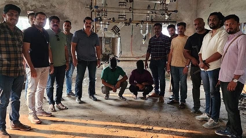 ரூ.100 கோடி மதிப்பிலான போதைப்பொருள் பறிமுதல்; சொந்தமாகத் தயாரித்து விற்பனை செய்த சகோதரர்கள் கைது!