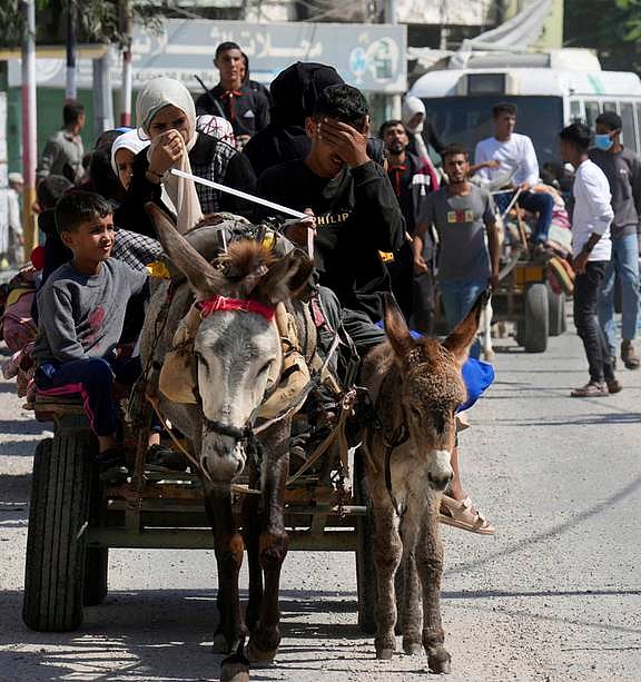 தெற்கு நோக்கி கண்ணீரோடு வெளியேறும் காஸா மக்கள்