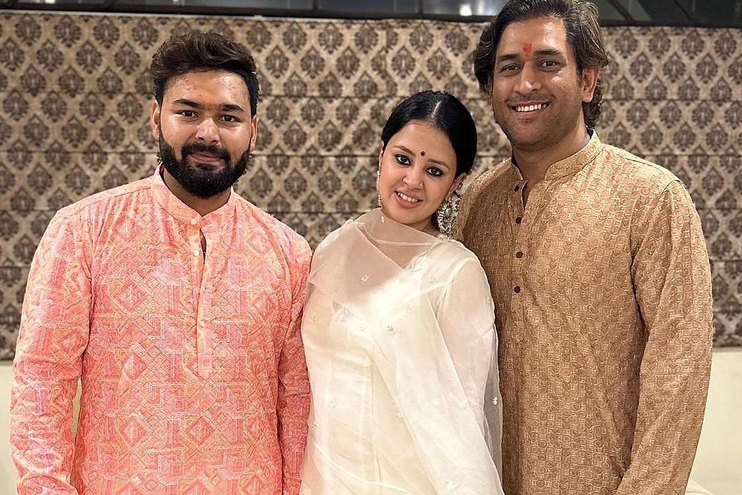 Dhoni: தோனி வீட்டில் ரிஷப் பண்ட்; கலக்கலான தீபாவளி கொண்டாட்ட க்ளிக்ஸ்! | Photo Album