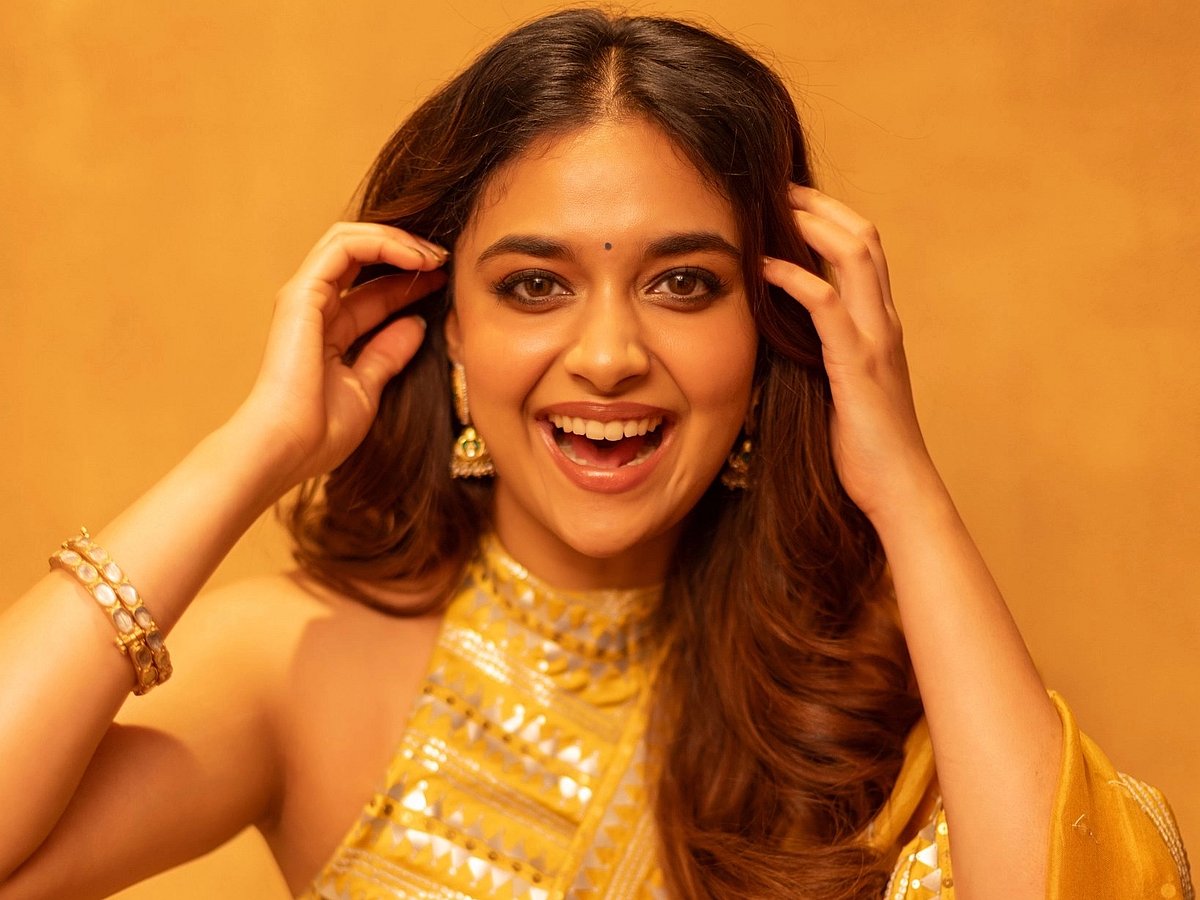 Keerthy Suresh: கீர்த்தி சுரேஷின் தீபாவளி க்ளிக்ஸ் | Photo Album