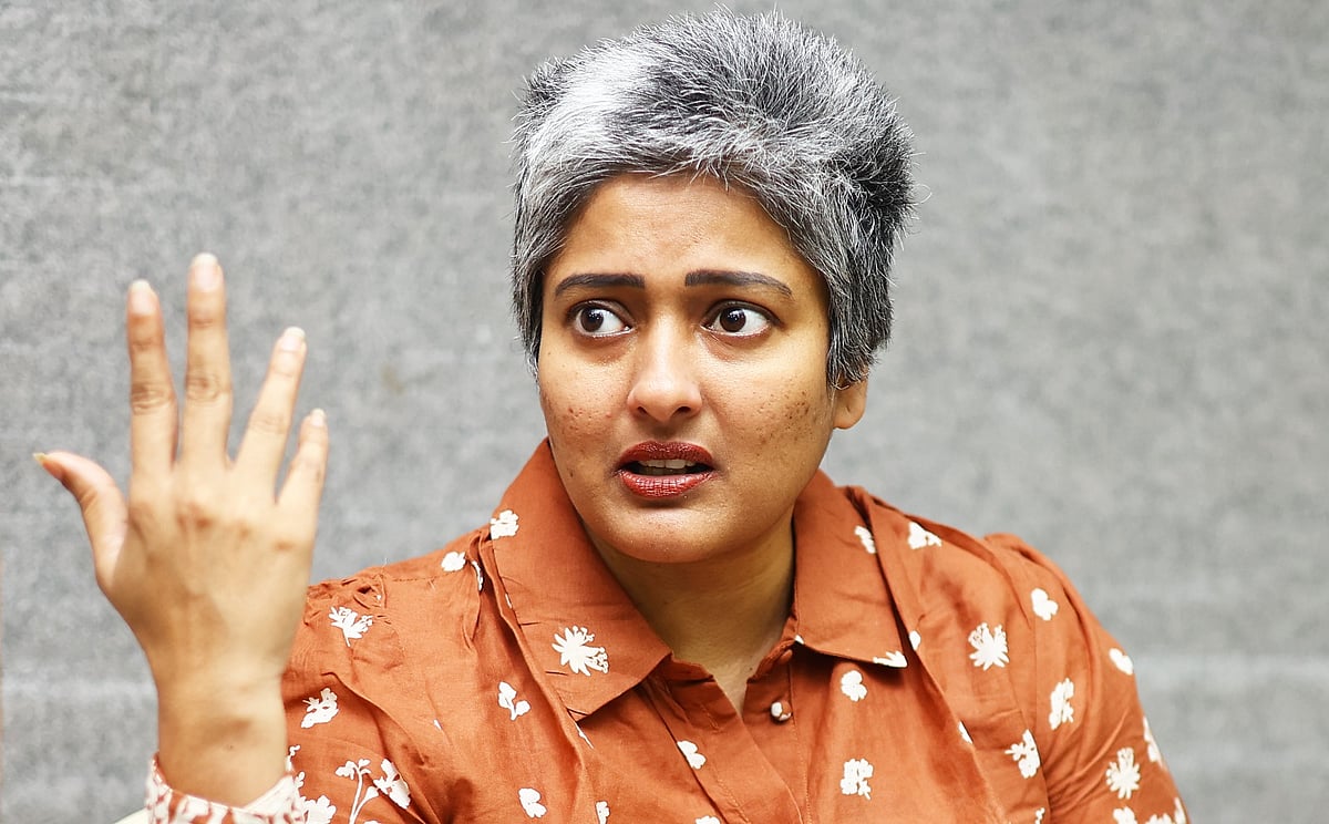 `அண்ணாமலை உண்மையான ஐ.பி.எஸ் என்றால், இதைச் செய்ய வேண்டும்..!' - காயத்ரி ரகுராம் சீண்டல்