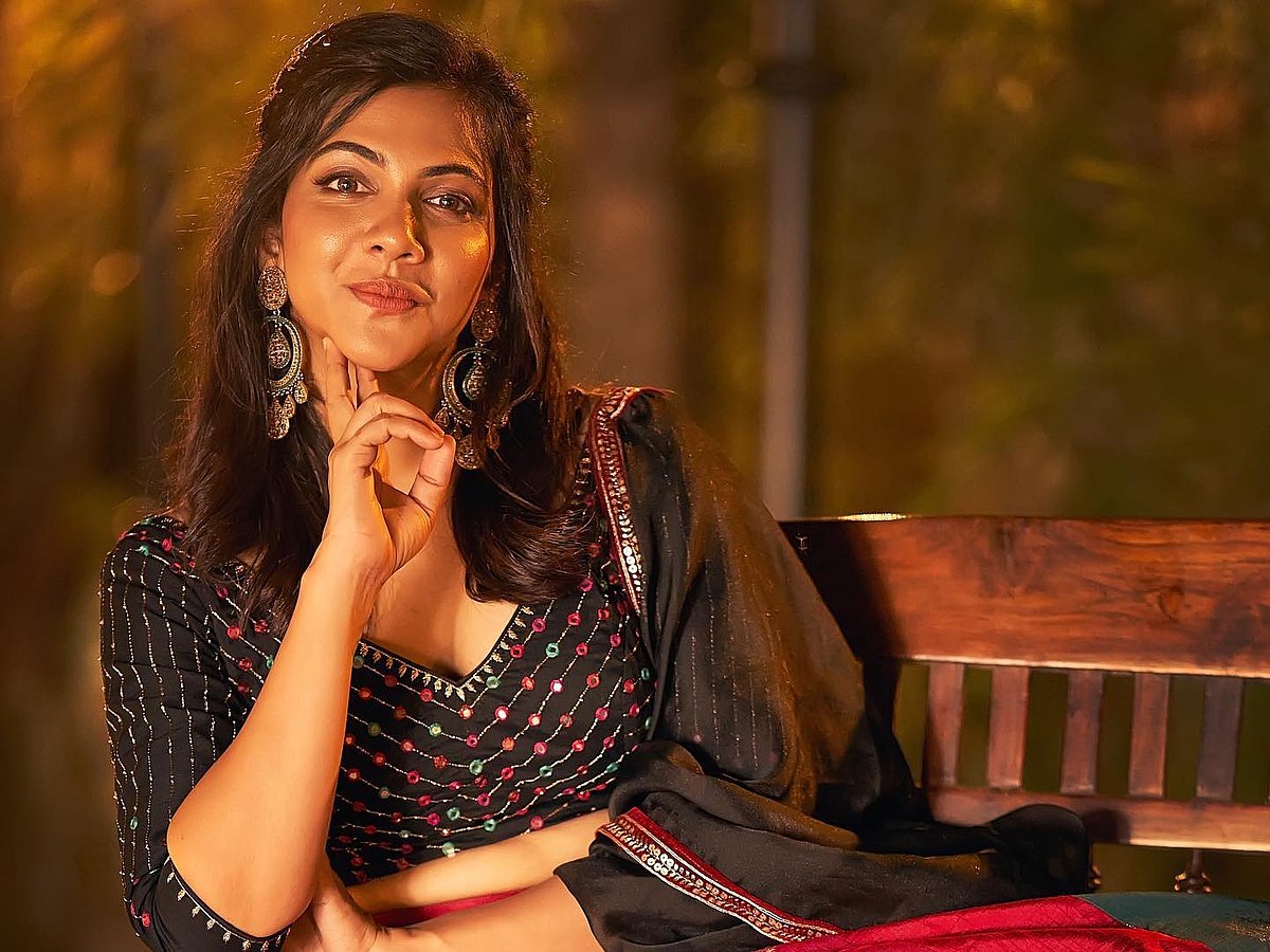 Diwali 2023: நடிகைகளின் தீபாவளி க்ளிக்ஸ் |Photo Album