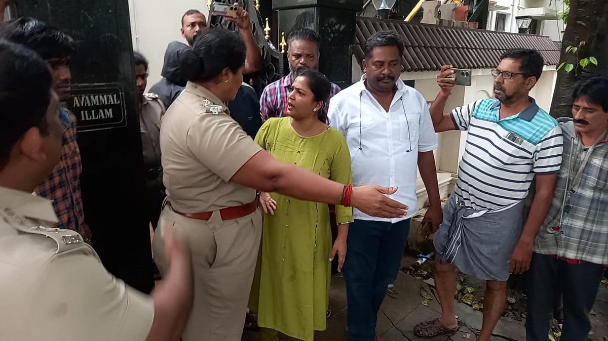 அரசுப் பேருந்தில் தொங்கியபடி சென்ற மாணவர்களை அடித்த விவகாரம் - ரஞ்சனா நாச்சியார் கைதும், வழக்கும்!