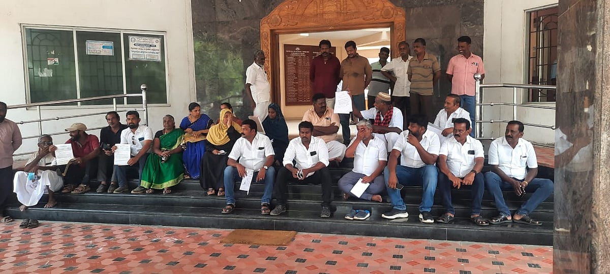 தர்ணாவில் ஈடுபட்ட கவுன்சிலர்கள்