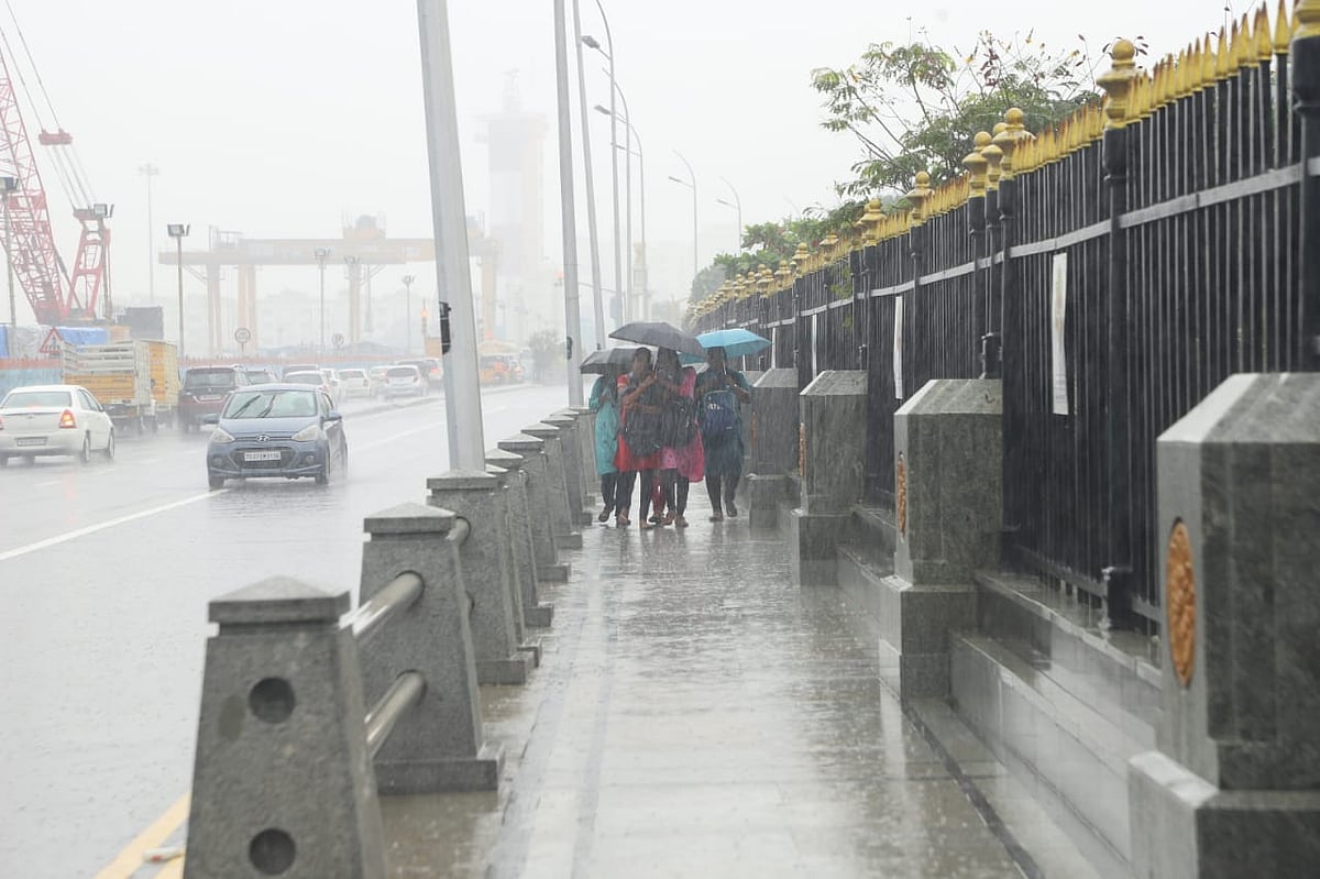 சென்னையில் வெளுத்து வாங்கும் கனமழை; பள்ளிகளுக்கு விடுமுறை... அவசர உதவி எண்களை அறிவித்த அரசு!