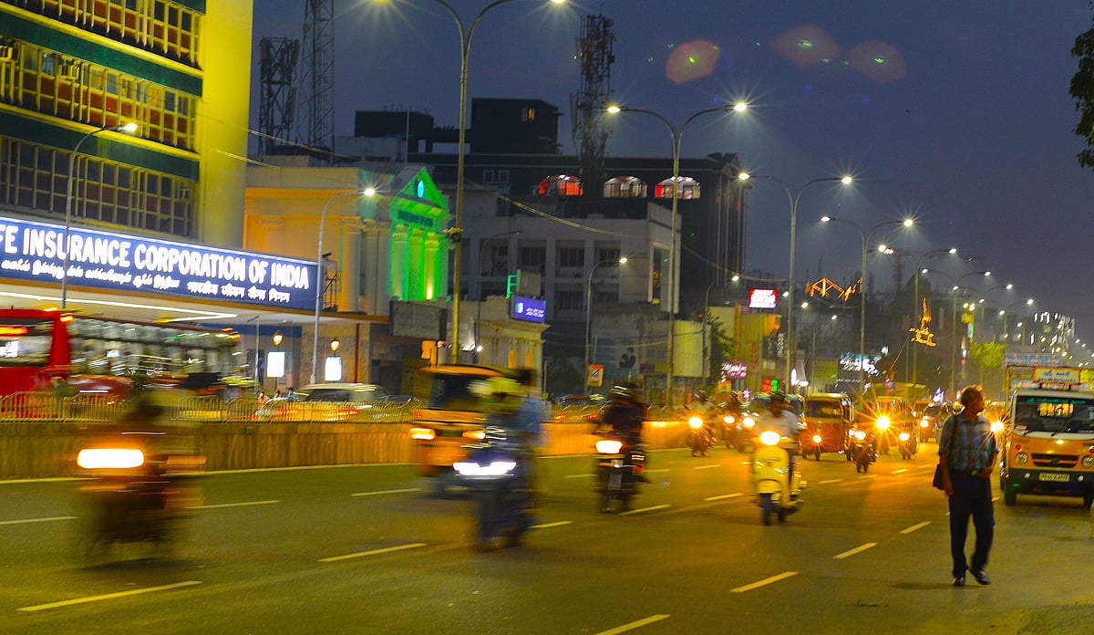 ஹெல்மெட் போடாம பைக் ஓட்டுறது 2–வதுதான்; முதல் குற்றம் இதான்! முதல்ல அதைப் பிடிங்க போலீஸ்கார்! ஏன்னா?