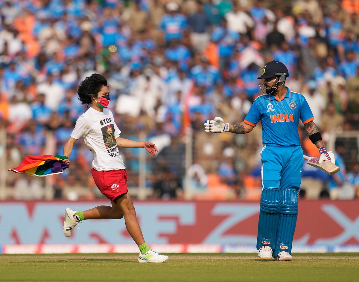 INDvAUS: ஃப்ரீ பாலஸ்தீன் டீ-சர்ட்; வானவில் கொடி; திடீரென மைதானத்திற்குள் புகுந்த ரசிகர்!