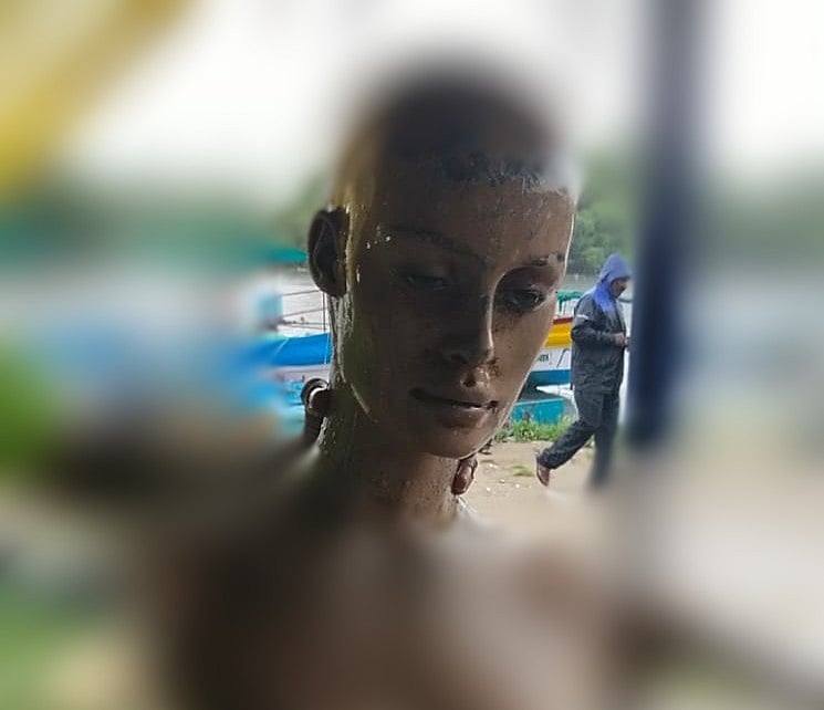 கடலில் மிதந்து வந்த காட்சி பொம்மை