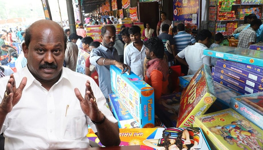`லைசென்ஸ் கெடுபிடி... ரூ.500 கோடி மதிப்பிலான பட்டாசுகள் தேக்கம்!' - குமுறும் பட்டாசு விற்பனையாளர்கள்