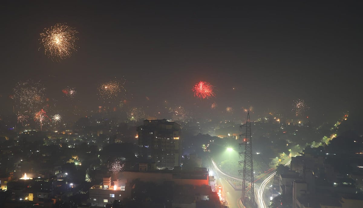 தீபாவளி; இரவில் ஜொலித்த சென்னை; திரும்பிய பக்கமெல்லாம்  வாண வேடிக்கைகள்; புகைப்படத் தொகுப்பு