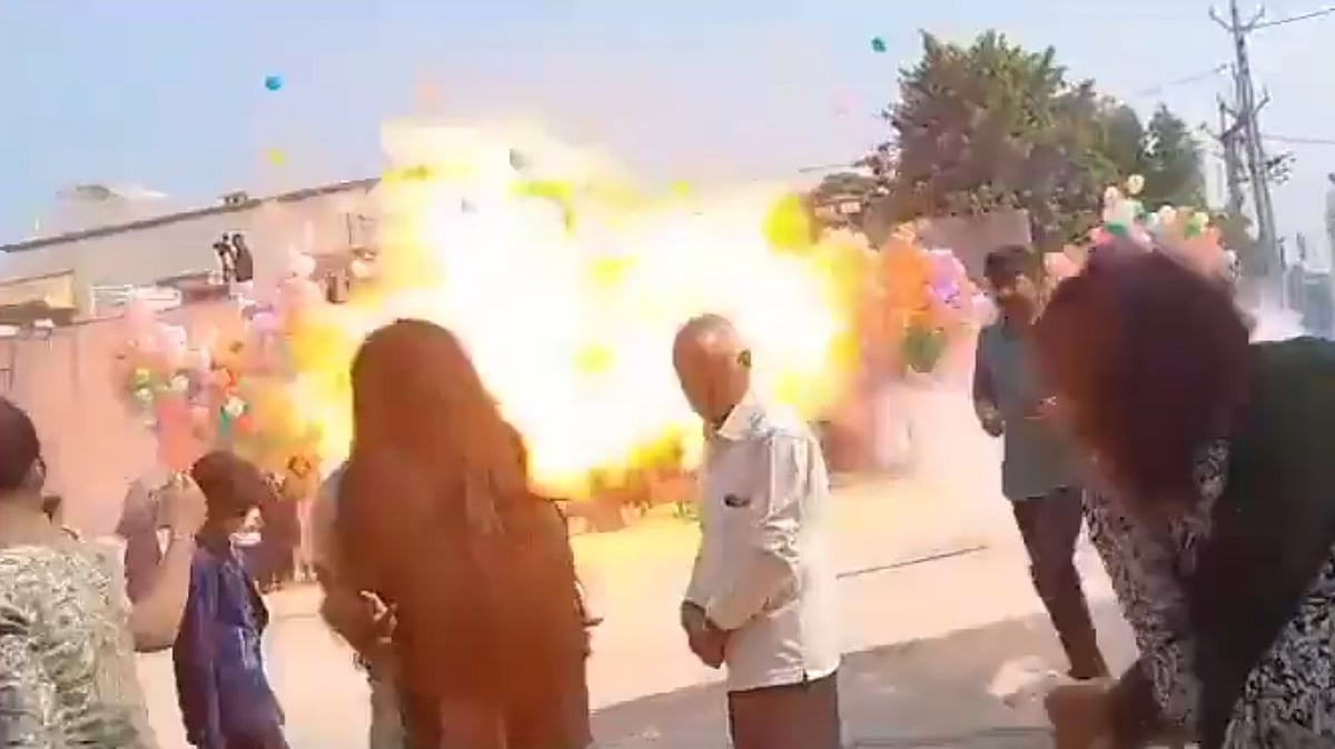 குஜராத்: ஹீலியம் பலூன்களுடன் காத்திருந்த சிறுமிகள்... திடீரென வெடித்த பட்டாசு - 25 சிறுமிகள் காயம்!