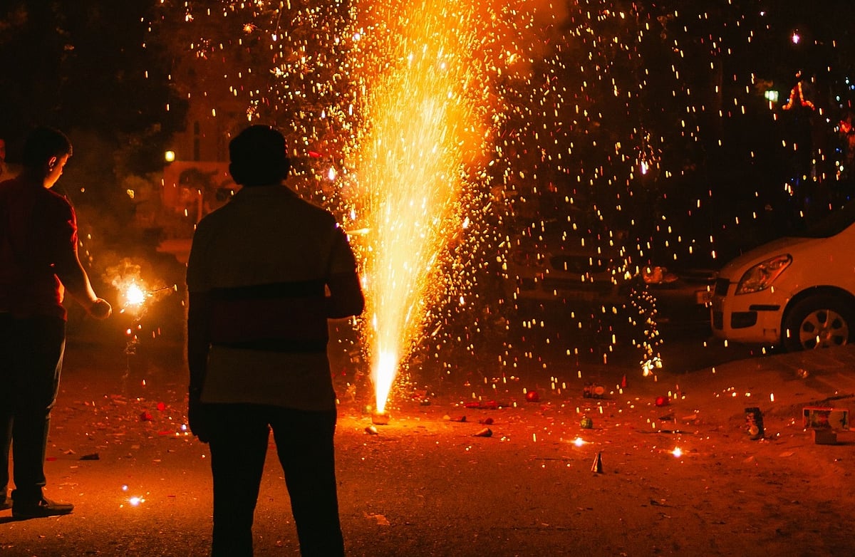 Deepavali: பைக்/காருக்குப் பக்கத்துல வேட்டு வெடிச்சுக் கொண்டாடுறீங்களா? இதையெல்லாம் பண்ணாதீங்க!