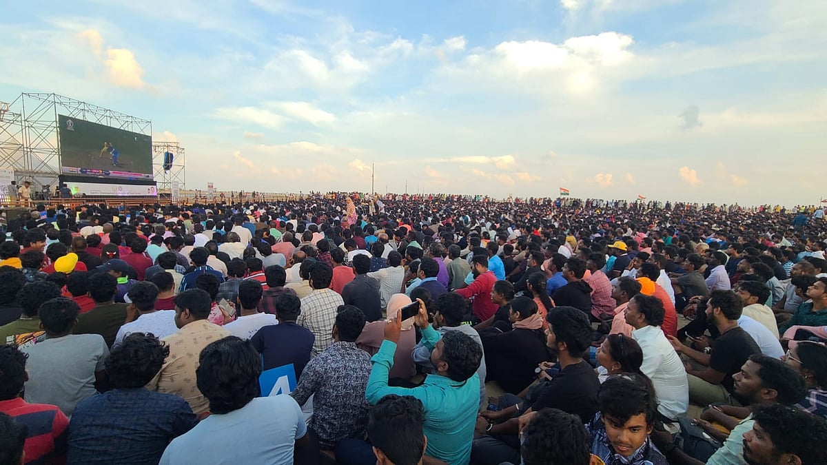 INDvAUS: போட்டியைக் காண மெரினாவில் குவிந்த கிரிக்கெட் ரசிகர்கள்! |Photo Album