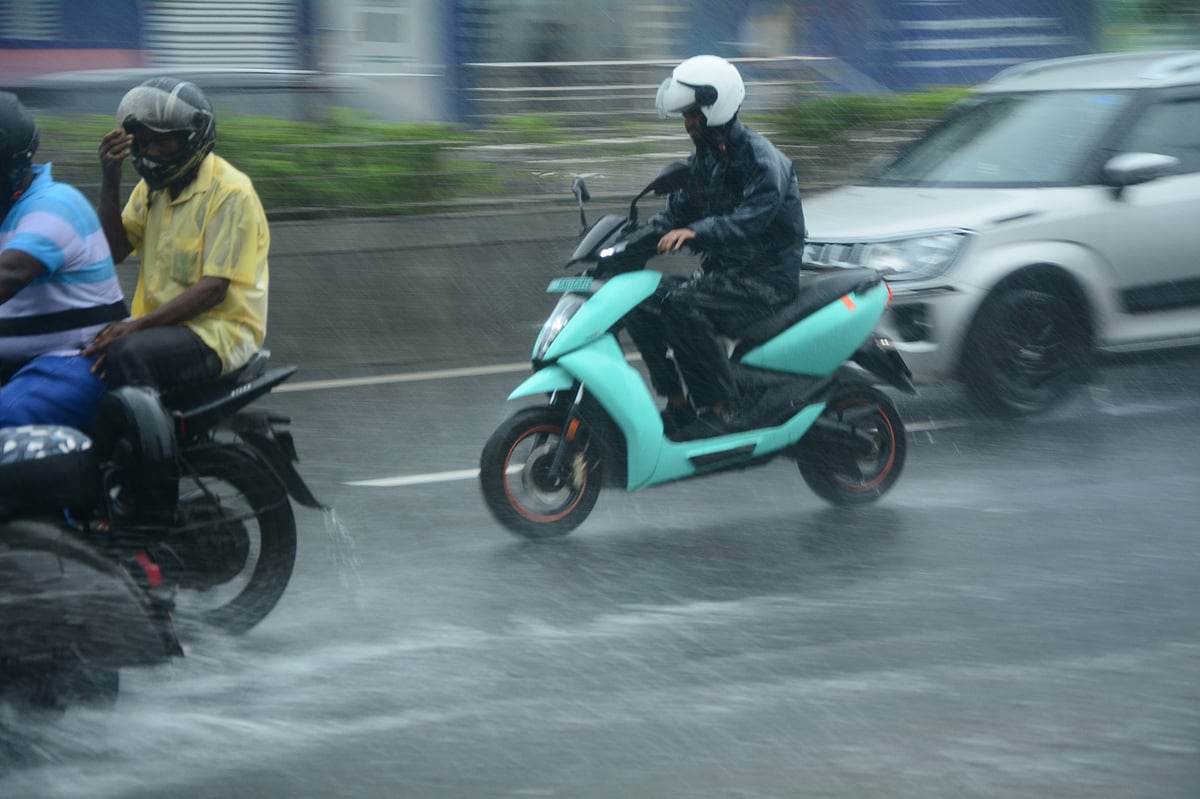 Rain Tips: `ஹேண்ட்பாரை டைட்டா பிடிங்க... சைடு ஸ்டாண்ட் போடாதீங்க' மழையில் இப்படித்தான் பைக் ஓட்டணும்