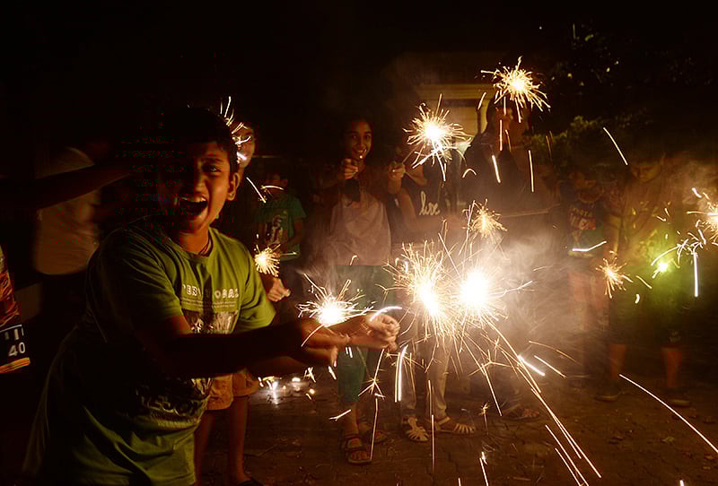 தீபாவளி கொண்டாட்டம்:  வெடிக்கும் பட்டாசுகள்... 
கண்களில் காயம் ஏற்படாமல்  தவிர்ப்பது எப்படி?