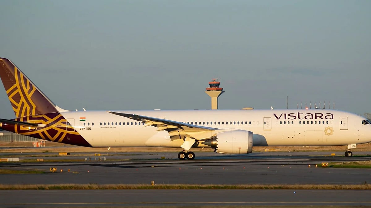 ஓடுதளத்தில் தெருநாய்... பதறிய விமானி; தரையிறங்காமல் புறப்பட்ட இடத்துக்கே திரும்பிய பயணிகள் விமானம்!