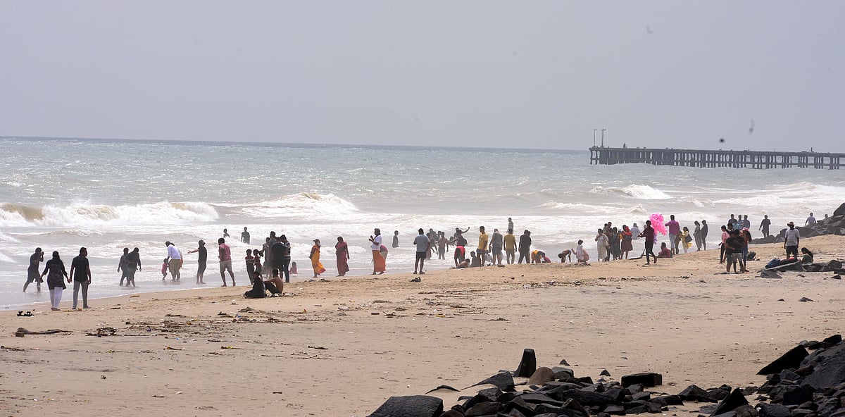 புதுச்சேரி: ராட்சத அலையில் சிக்கி மாயமான 4 சிறுவர், சிறுமியர்! - சடலங்களாக கரை ஒதுங்கிய சோகம்