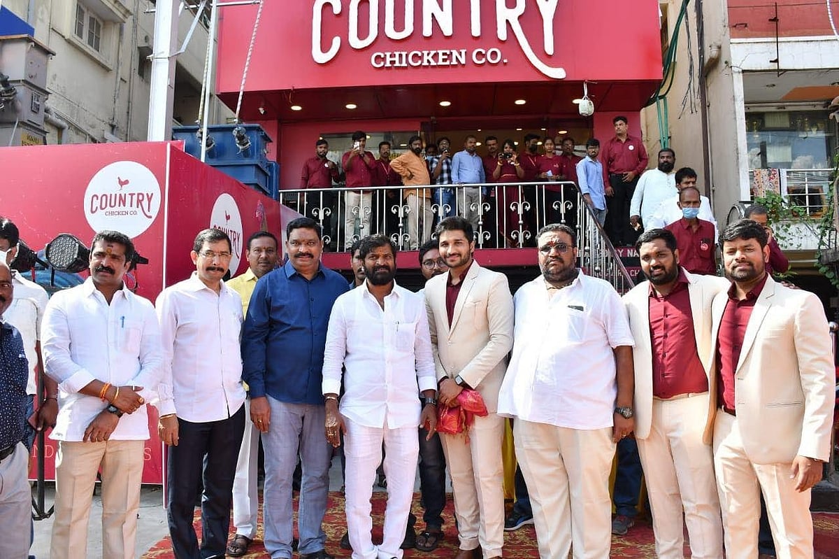 ரூ.28 லட்சம் சம்பளத்தை துறந்து நாட்டுக்கோழி விற்பனையில் ரூ.1 கோடி சம்பாதிக்கும் ஐ.ஐ.டி பட்டதாரி!