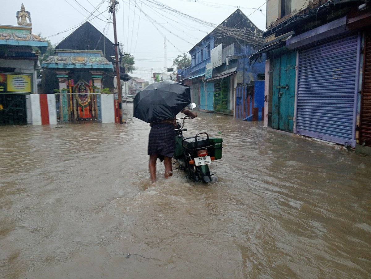 மிரட்டும் பேய் மழை; மிதக்கும் சாத்தான்குளம்! | Spot Reporting Photo Album