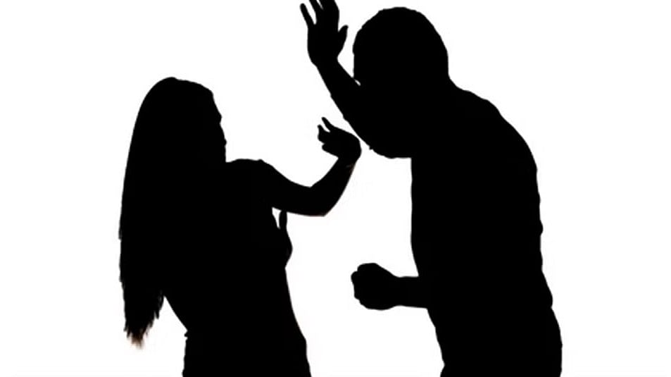 ‘ரகசியமாக எடுக்கப்பட்ட வீடியோ... உன் குடும்பமே அசிங்கப்படும்’ - மனைவியை மிரட்டிய கணவன்மீது வழக்கு