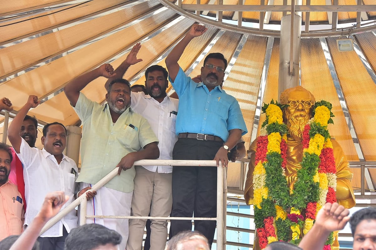 பெரியார் சிலைக்கு மாலை அணிவிக்கும் திருமாவளவன்