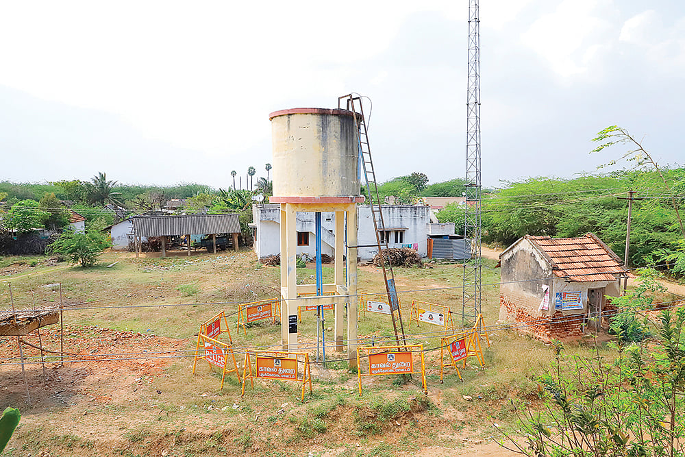 குடிநீர் தொட்டியில் மலம், சாணம், அழுகிய முட்டை... தொடரும் அவலங்களுக்கு தீர்வுதான் என்ன?!